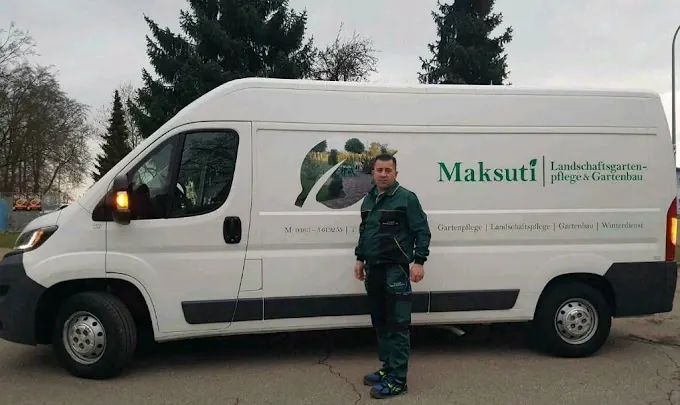 Bekim Maksuti vor dem Firmenwagen