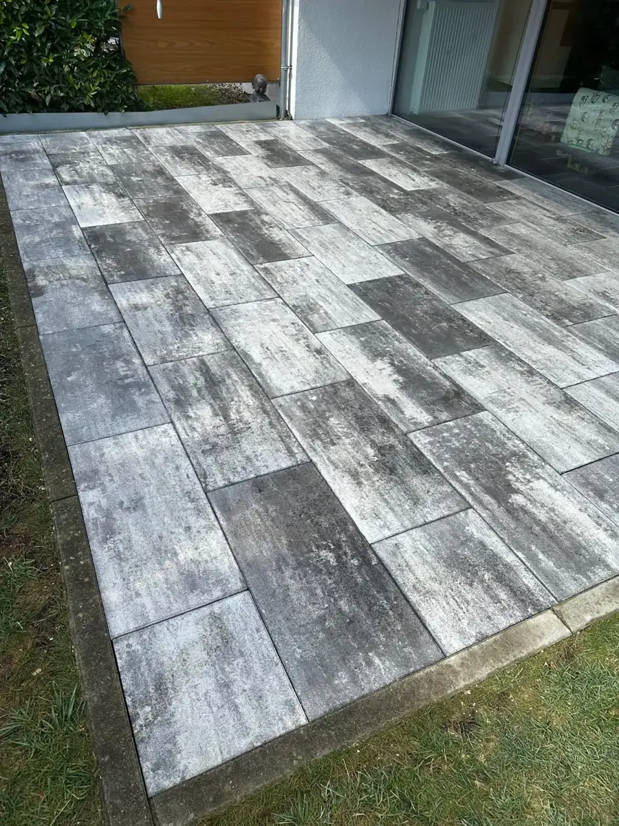 Terrasse aus großformatigen grau-weißen Platten